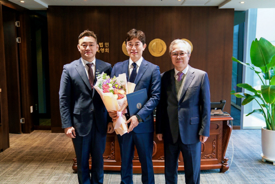 정송조 사이버한국외대 기획팀장이 지난 12일 학교법인 동원육영회가 수여하는 표창장을 받았다. 왼쪽부터 장지호 사이버한국외대 총장, 정송조 팀장, 김종철 학교법인 동원육영회 이사장.